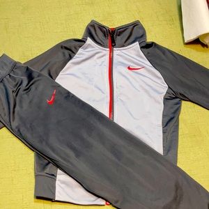 Boys Nike light sweat suit.